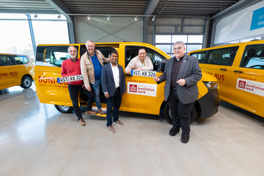 Foto von der Übergabe des BONI-Buses